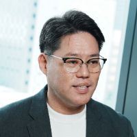 穴沢 真基 氏