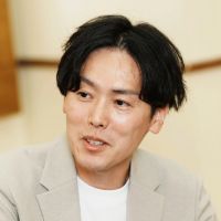 郡 康之 氏