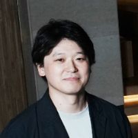 山本 葵 氏