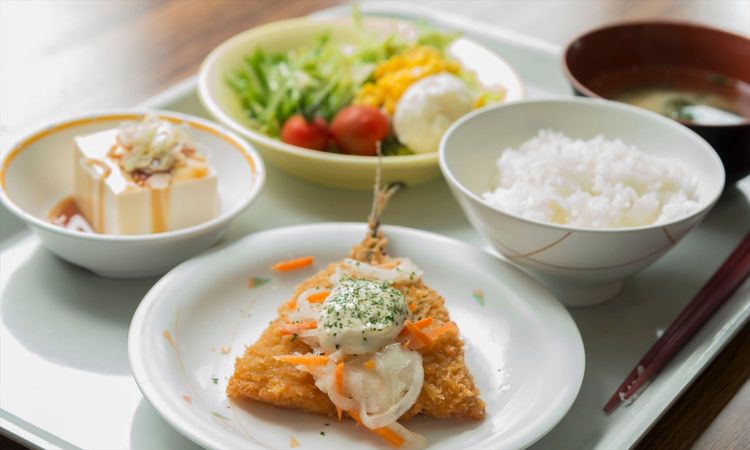 社員に食事を出すと社会保険料が増える？ 「現物給与」の仕組みと2023年4月からの変更点を解説